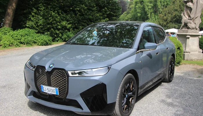 شاسی‌بلند برقی پرچم‌دار BMW iX، نماینده معماری دو-موتوره xDrive نسخه جدید BMW iX5 با موتور سنکرون با تحریک جداگانه روی محور عقب و موتور القایی روی محور جلو