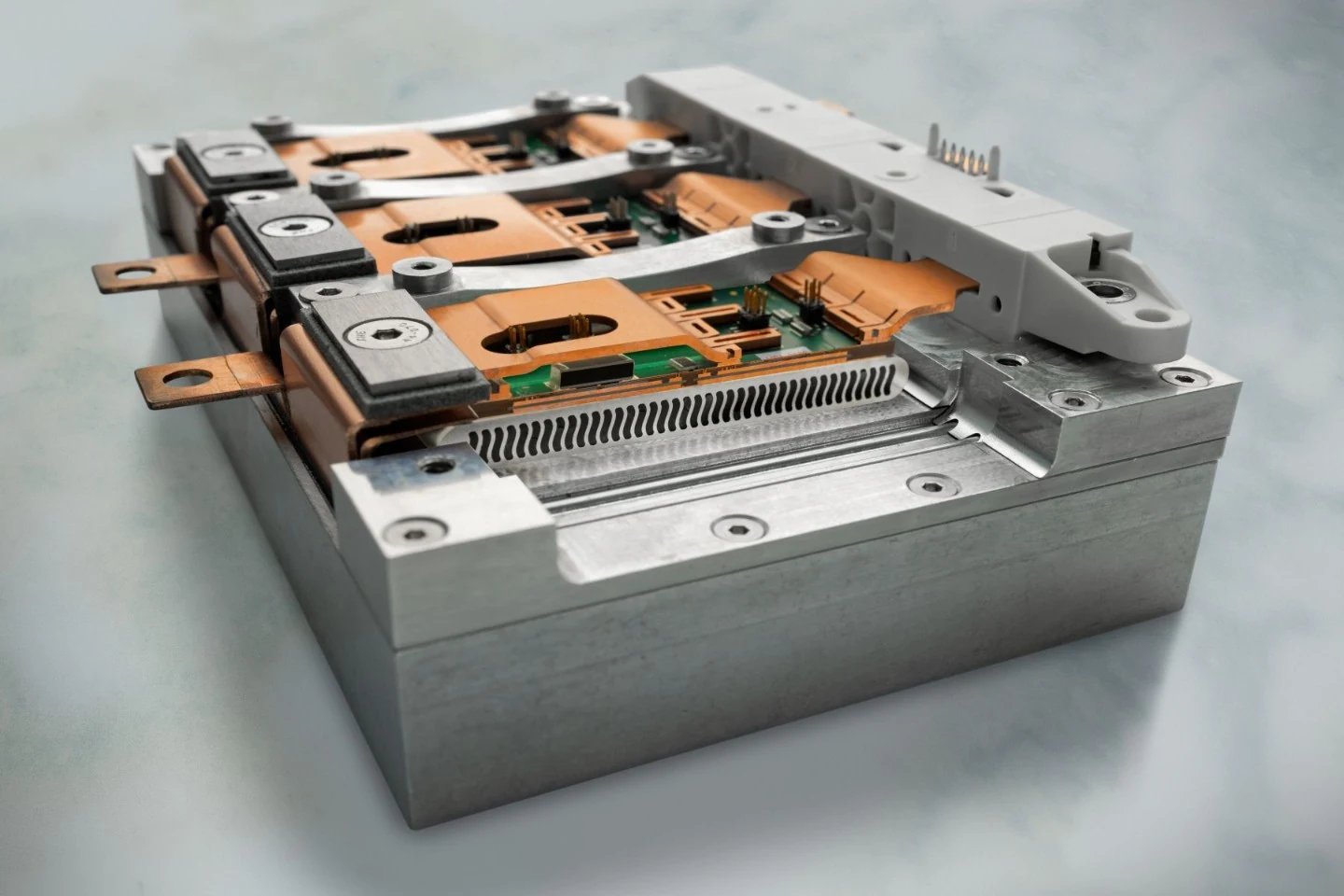 اینورتر کششی ۵۰۰ کیلووات بر لیتر کاربید سیلیکون از Fraunhofer IZM با MOSFET‌های SiC جاسازی‌شده در PCB و باسبارهای مسی روی صفحه پایه آلومینیومی